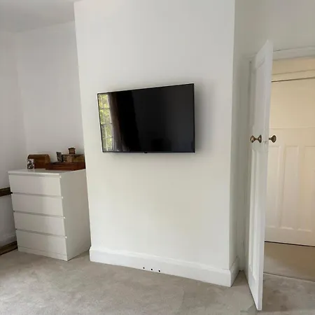 Holiday home 3-4 Bedroom Detached House In Stoke Bishop - 4 Bathrooms, Large Private Garden, Modern Kitchen, Stylish, Spacious, Quiet, Office - Close To Durdham Downs Bristol
