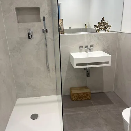 Holiday home 3-4 Bedroom Detached House In Stoke Bishop - 4 Bathrooms, Large Private Garden, Modern Kitchen, Stylish, Spacious, Quiet, Office - Close To Durdham Downs