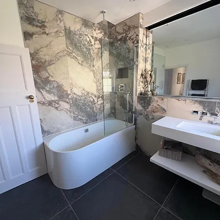 Semesterbostad 3-4 Bedroom Detached House In Stoke Bishop - 4 Bathrooms, Large Private Garden, Modern Kitchen, Stylish, Spacious, Quiet, Office - Close To Durdham Downs Bristol