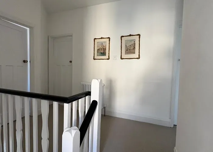 3-4 Bedroom Detached House In Stoke Bishop - 4 Bathrooms, Large Private Garden, Modern Kitchen, Stylish, Spacious, Quiet, Office - Close To Durdham Downs *