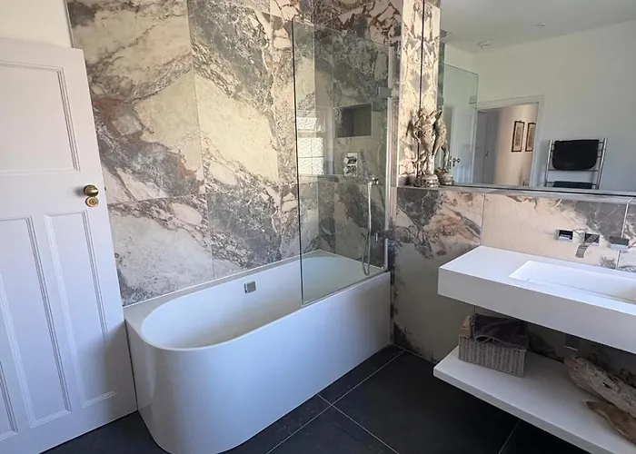 Сasa de vacaciones 3-4 Bedroom Detached House In Stoke Bishop - 4 Bathrooms, Large Private Garden, Modern Kitchen, Stylish, Spacious, Quiet, Office - Close To Durdham Downs Bristol