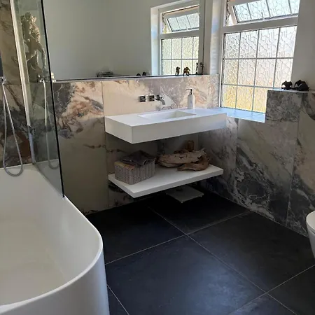 Будинок відпочинку 3-4 Bedroom Detached House In Stoke Bishop - 4 Bathrooms, Large Private Garden, Modern Kitchen, Stylish, Spacious, Quiet, Office - Close To Durdham Downs